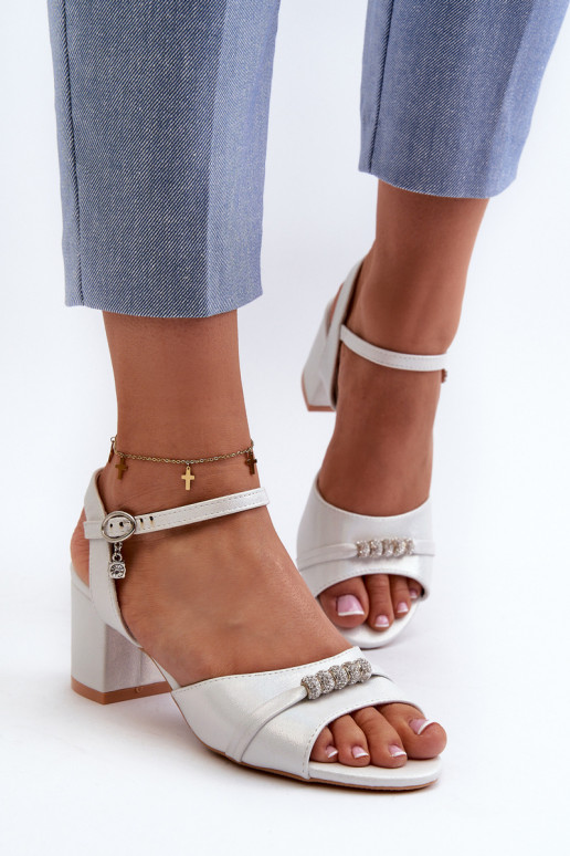 Dámske sandále Eko na podpätku s krásnymi detailmi v striebornej farbe Narhi
