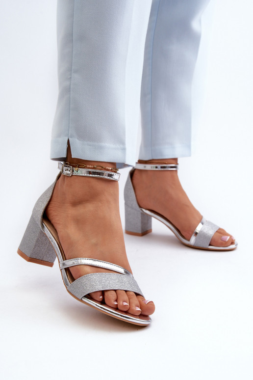 Lesklé sandále Ploemis na nízkom podpätku v striebornej farbe Lesklé sandále Ploemis na nízkom podpätku v striebornej farbe