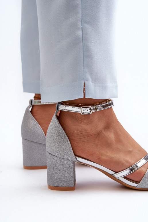 Lesklé sandále Ploemis na nízkom podpätku v striebornej farbe Lesklé sandále Ploemis na nízkom podpätku v striebornej farbe