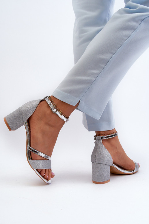 Lesklé sandále Ploemis na nízkom podpätku v striebornej farbe Lesklé sandále Ploemis na nízkom podpätku v striebornej farbe