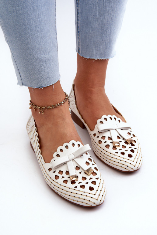 Prelamované balerínky so stuhami v bielej farbe Unstable