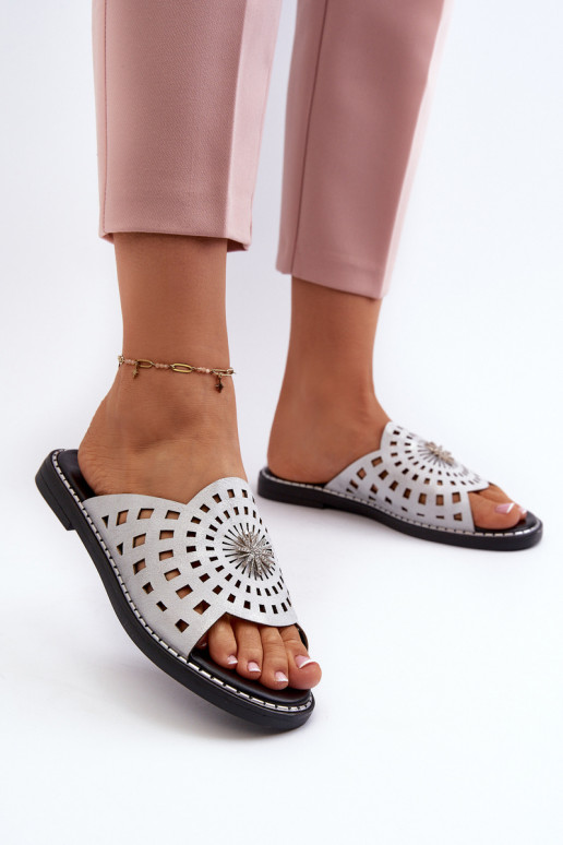 s leskom Dámske papuče na širokých podpätkoch s ornamentami striebornej farby Ebirena