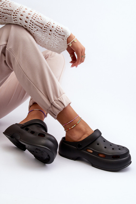 Ľahké papuče Dámske papuče s módnou masívnou podrážkou v čiernej farbe Danollia