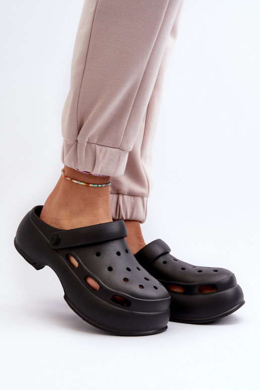 Ľahké papuče Dámske papuče s módnou masívnou podrážkou v čiernej farbe Danollia