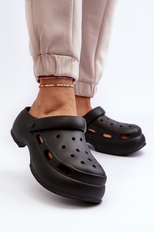 Ľahké papuče Dámske papuče s módnou masívnou podrážkou v čiernej farbe Danollia