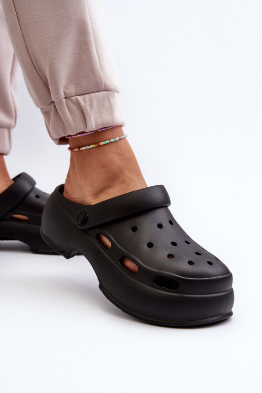 Ľahké papuče Dámske papuče s módnou masívnou podrážkou v čiernej farbe Danollia