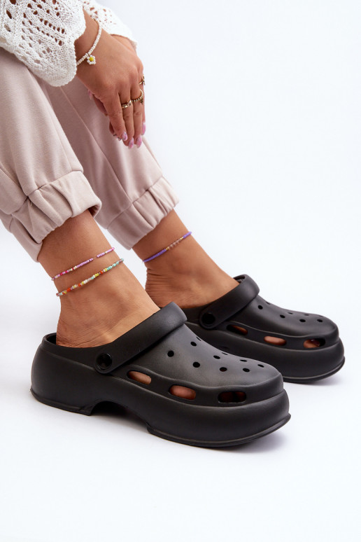 Ľahké papuče Dámske papuče s módnou masívnou podrážkou v čiernej farbe Danollia