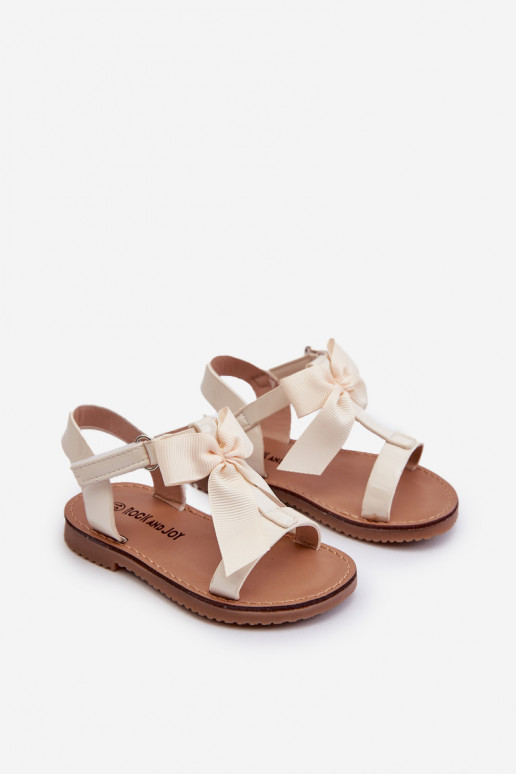 Lakované sandále Joratia pre deti so stuhami a nalepovacím zapínaním vo farbe slonovej kosti