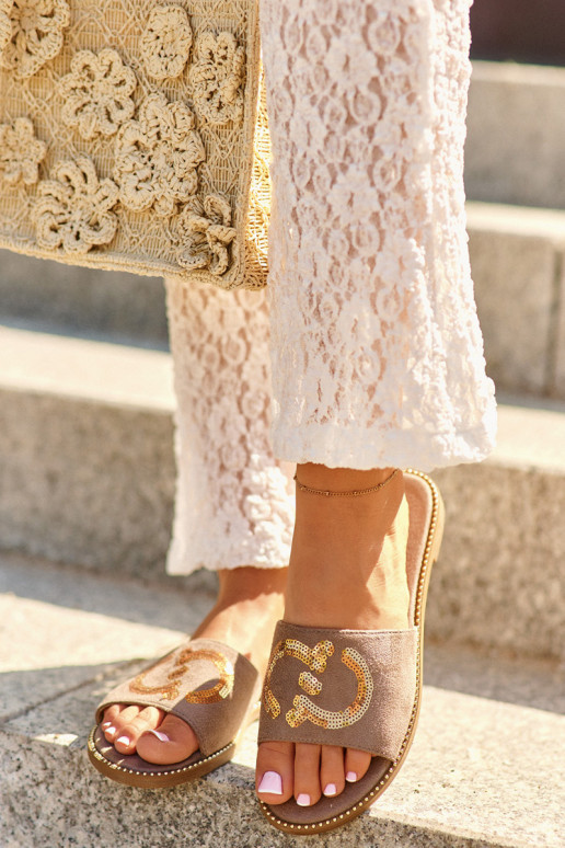 Dámske ploché papuče s lesklými šupinami S.Barski KV27-052 hnedá farba Dámske ploché papuče s lesklými šupinami S.Barski KV27-052 hnedá farba