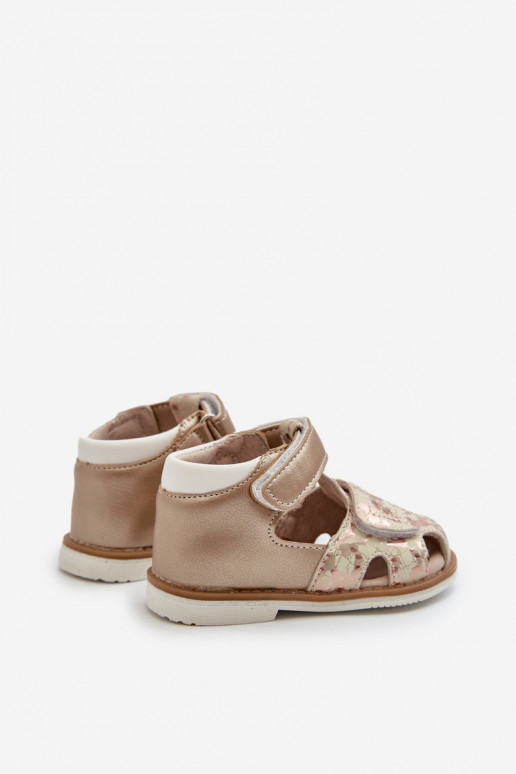 Detské vzorované sandále so zapínaním v zlatej farbe Maellita Detské vzorované sandále so zapínaním v zlatej farbe Maellita