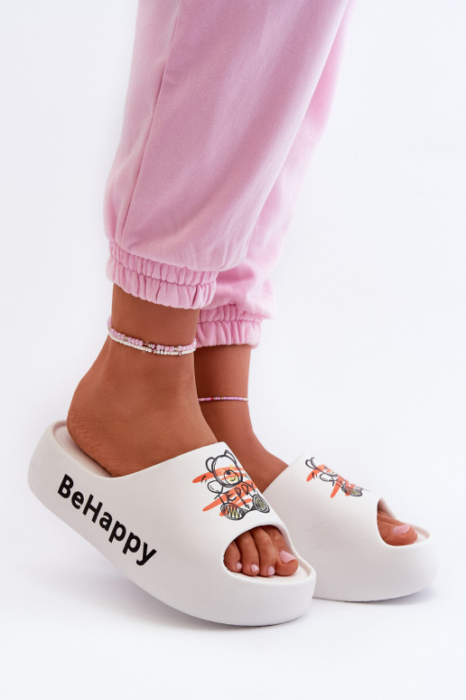 Ľahké dámske papuče s masívnou podrážkou S medvedíkom Ľahké papuče v bielej farbe Serefina Ľahké dámske papuče s masívnou podrážkou S medvedíkom Ľahké papuče v bielej farbe Serefina