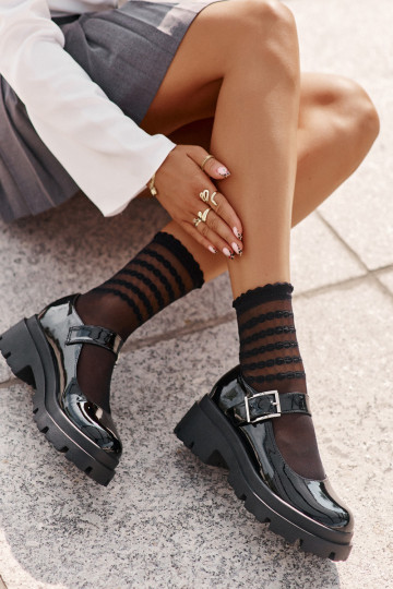 s lakovým efektom topánky Dámske s prackami čierna Plikuria 2