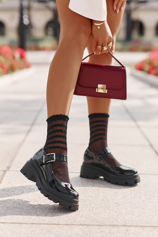 s lakovým efektom topánky Dámske s prackami čierna Plikuria