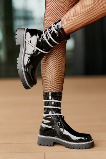 s lakovým efektom Čižmy S Dekoráciou čierna Kikizelle