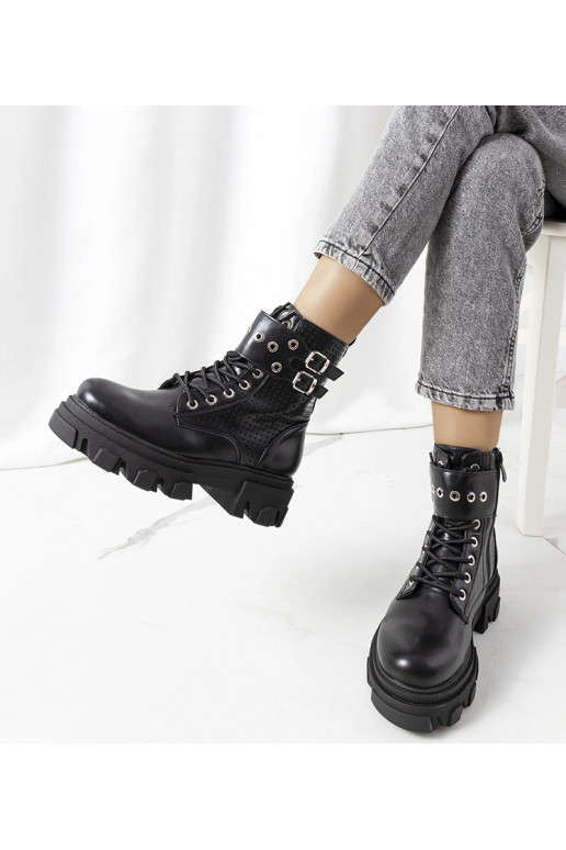 Čierne členkové čižmy s trapézovou...