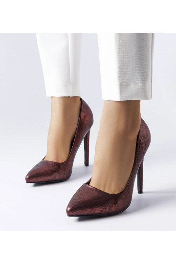 Červené lesklé podpätky...