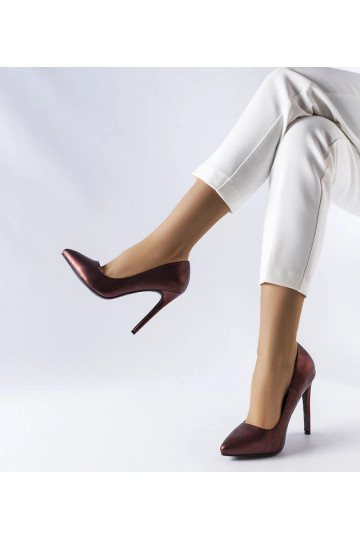 Červené lesklé podpätky... 2