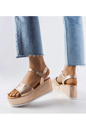 Zlaté prelamované sandále... 2