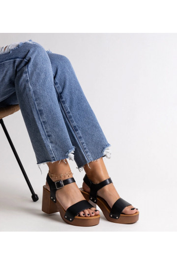 Čierne robustné sandále...