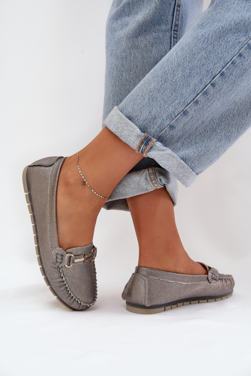 s leskom rovná sa Mokasíny Vyrobené z prírodnej kože D&A LR51-546 strieborná farba s leskom rovná sa Mokasíny Vyrobené z prírodnej kože D&A LR51-546 strieborná farba