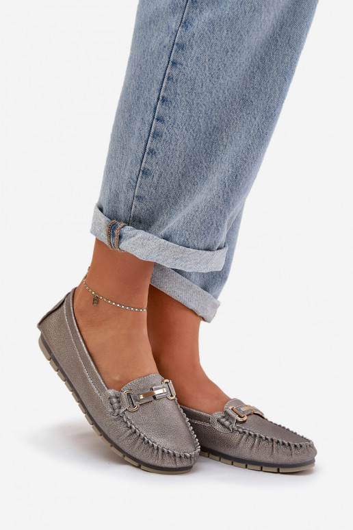 s leskom rovná sa Mokasíny Vyrobené z prírodnej kože D&A LR51-546 strieborná farba s leskom rovná sa Mokasíny Vyrobené z prírodnej kože D&A LR51-546 strieborná farba