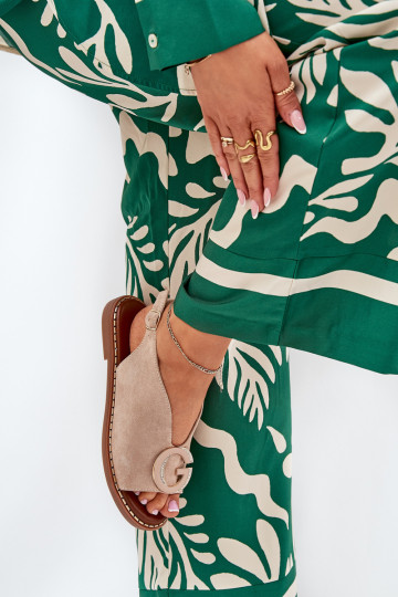 Ploché sandále s ozdobami béžová Haliones