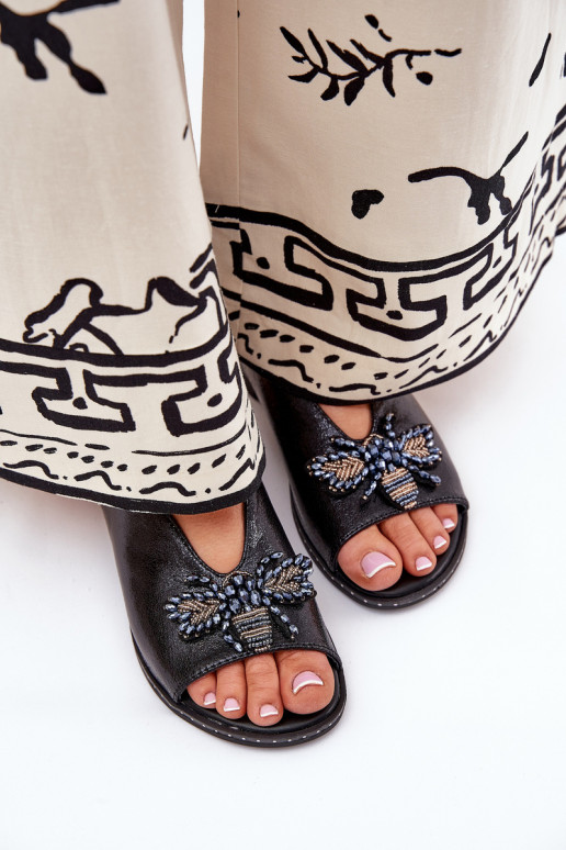 s leskom Dámske sandále s ozdobami rovná sa čierna Russona s leskom Dámske sandále s ozdobami rovná sa čierna Russona