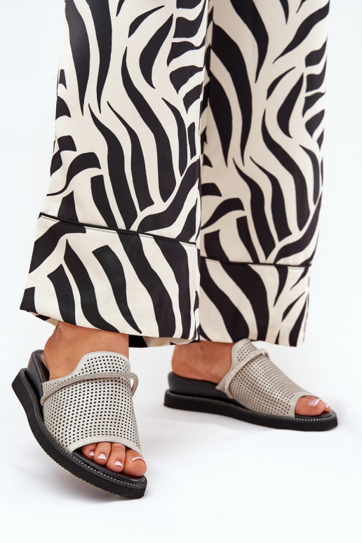 Dámske papuče Zapnuté INedge S ozdobným pásikom strieborná farba TeriInes