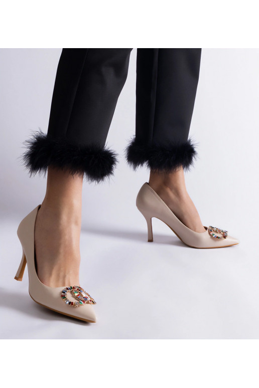 Bežové lodičky zdobené farebnými...