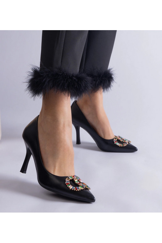 Čierne lodičky zdobené farebnými...