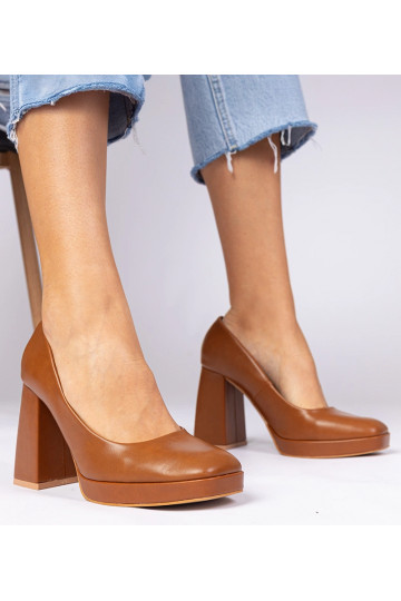 Hnedé lodičky na masívnom...