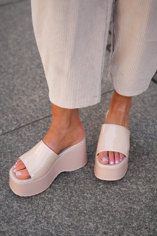 s lakovaným efektom Moteriškej šľapky s platformou a klinom pieskovej farby Nellevia