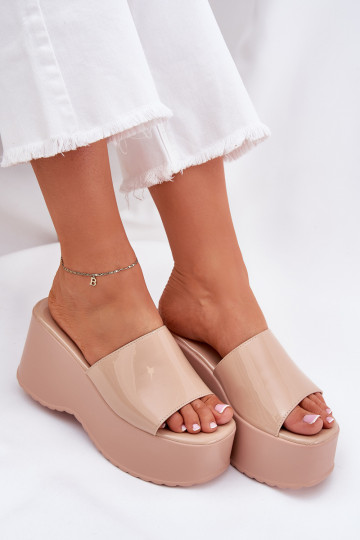 s lakovaným efektom Moteriškej šľapky s platformou a klinom pieskovej farby Nellevia 2