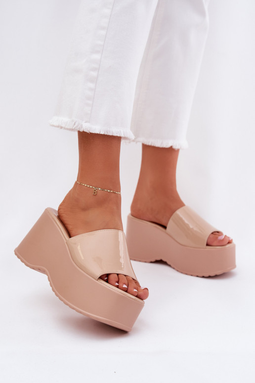 s lakovaným efektom Moteriškej šľapky s platformou a klinom pieskovej farby Nellevia