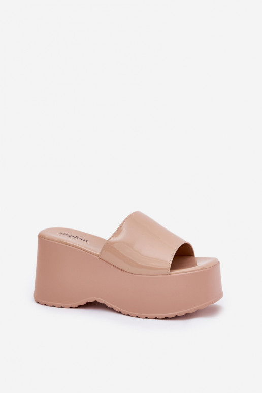 s lakovaným efektom Moteriškej šľapky s platformou a klinom pieskovej farby Nellevia