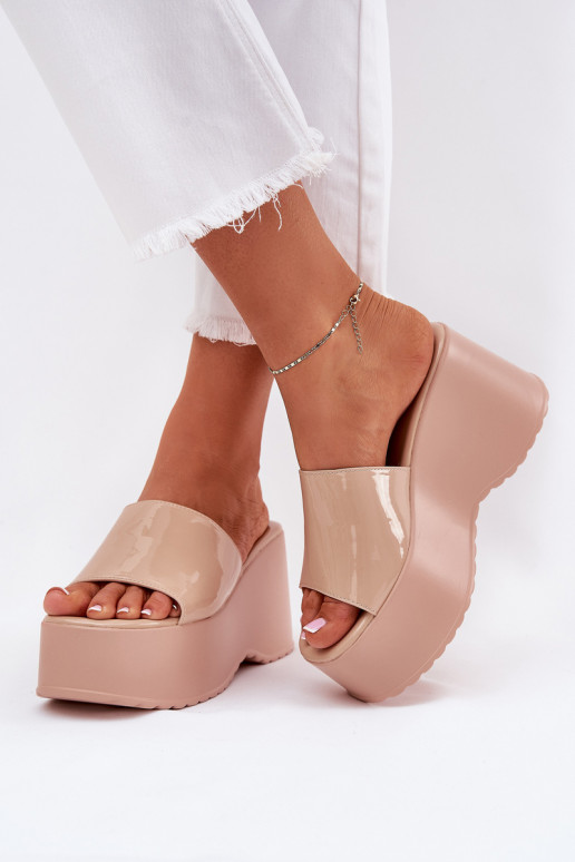 s lakovaným efektom Moteriškej šľapky s platformou a klinom pieskovej farby Nellevia