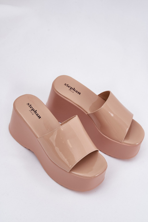 s lakovaným efektom Moteriškej šľapky s platformou a klinom pieskovej farby Nellevia