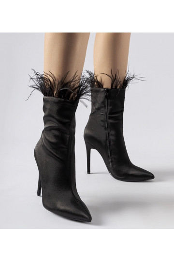 Čierne čižmy ozdobené...